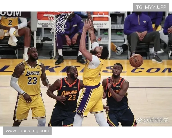 NBA焦点战詹姆斯带伤砍下三双湖人逆转勇士引爆热议再掀联盟风云