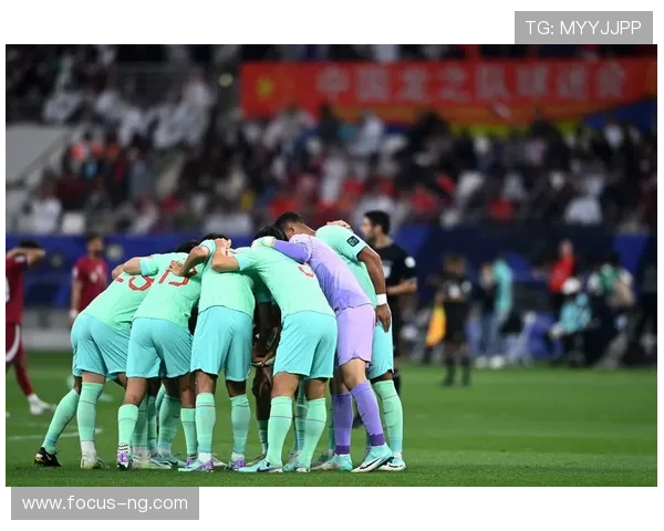 中国足球队迎战日本队，备战世界杯预选赛全力以赴，目标力争小组头名